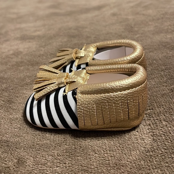 🔴 NWOT Striped Cloth and Gold Leather Tassel Moccasin Crib Shoes - Picture 3 of 5